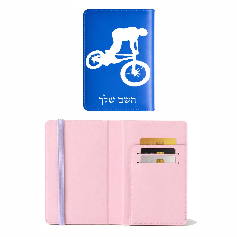 כיסוי דרכון ת.ז ארנק צבע פנימי ורוד בעיצוב אישי עם השם שלך בעיצוב רוכב אופניים גודל 10 × 14.4 ס"מ