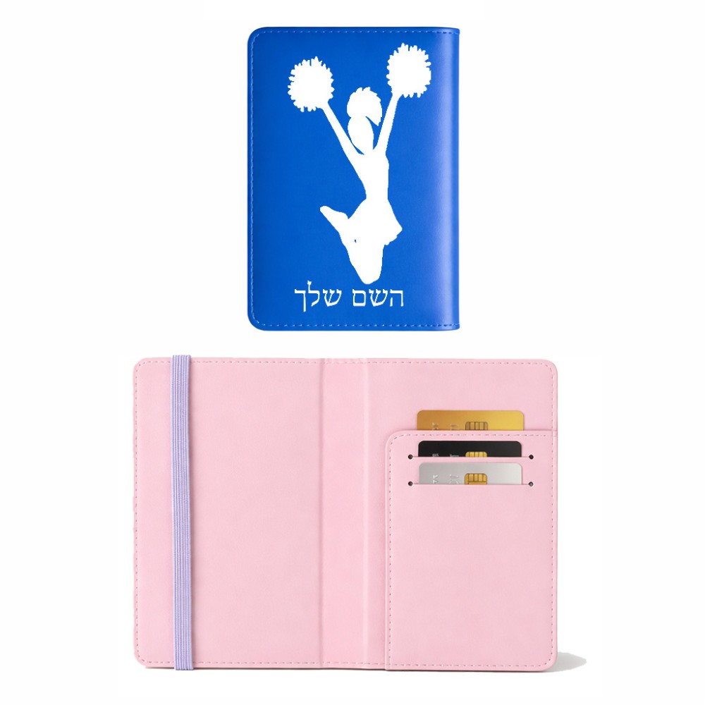 כיסוי דרכון ת.ז ארנק צבע פנימי ורוד בעיצוב אישי עם השם שלך בעיצוב מעודדת גודל 10 × 14.4 ס"מ