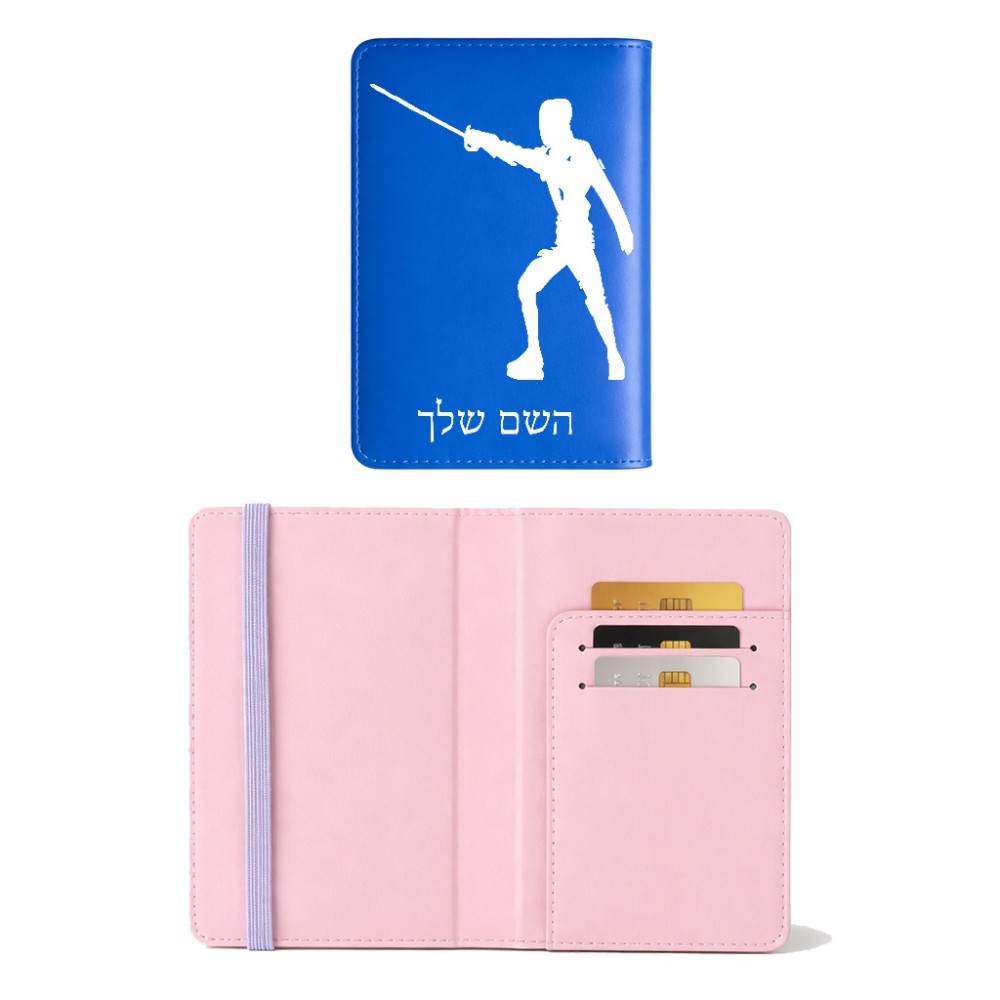 כיסוי דרכון ת.ז ארנק צבע פנימי ורוד בעיצוב אישי עם השם שלך בעיצוב לוחם סייף גודל 10 × 14.4 ס"מ