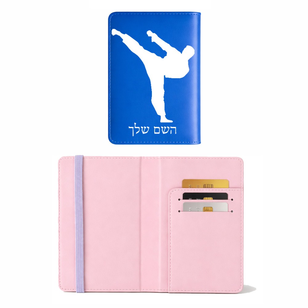 כיסוי דרכון ת.ז ארנק צבע פנימי ורוד בעיצוב אישי עם השם שלך בעיצוב קרטה גודל 10 × 14.4 ס"מ