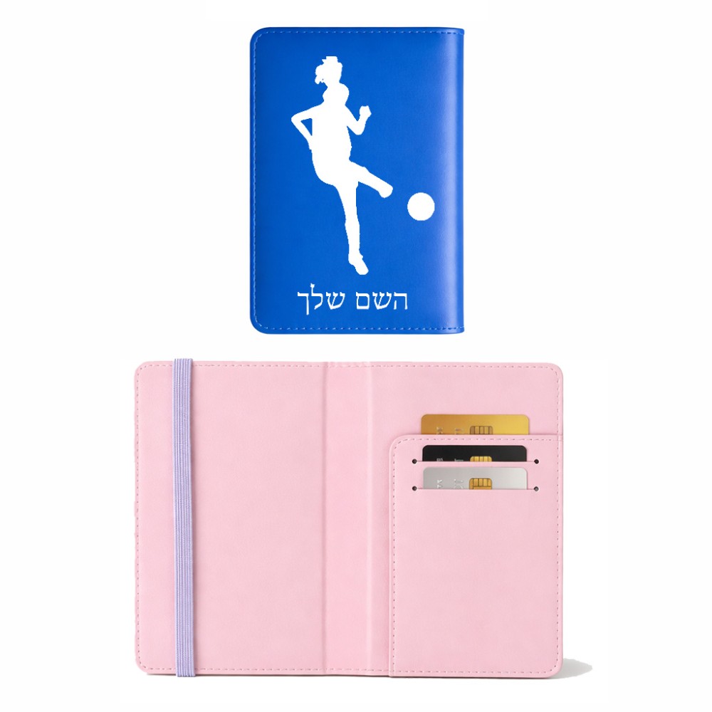 כיסוי דרכון ת.ז ארנק צבע פנימי ורוד בעיצוב אישי עם השם שלך בעיצוב שחקנית כדורגל - אישה גודל 10 × 14.4 ס"מ