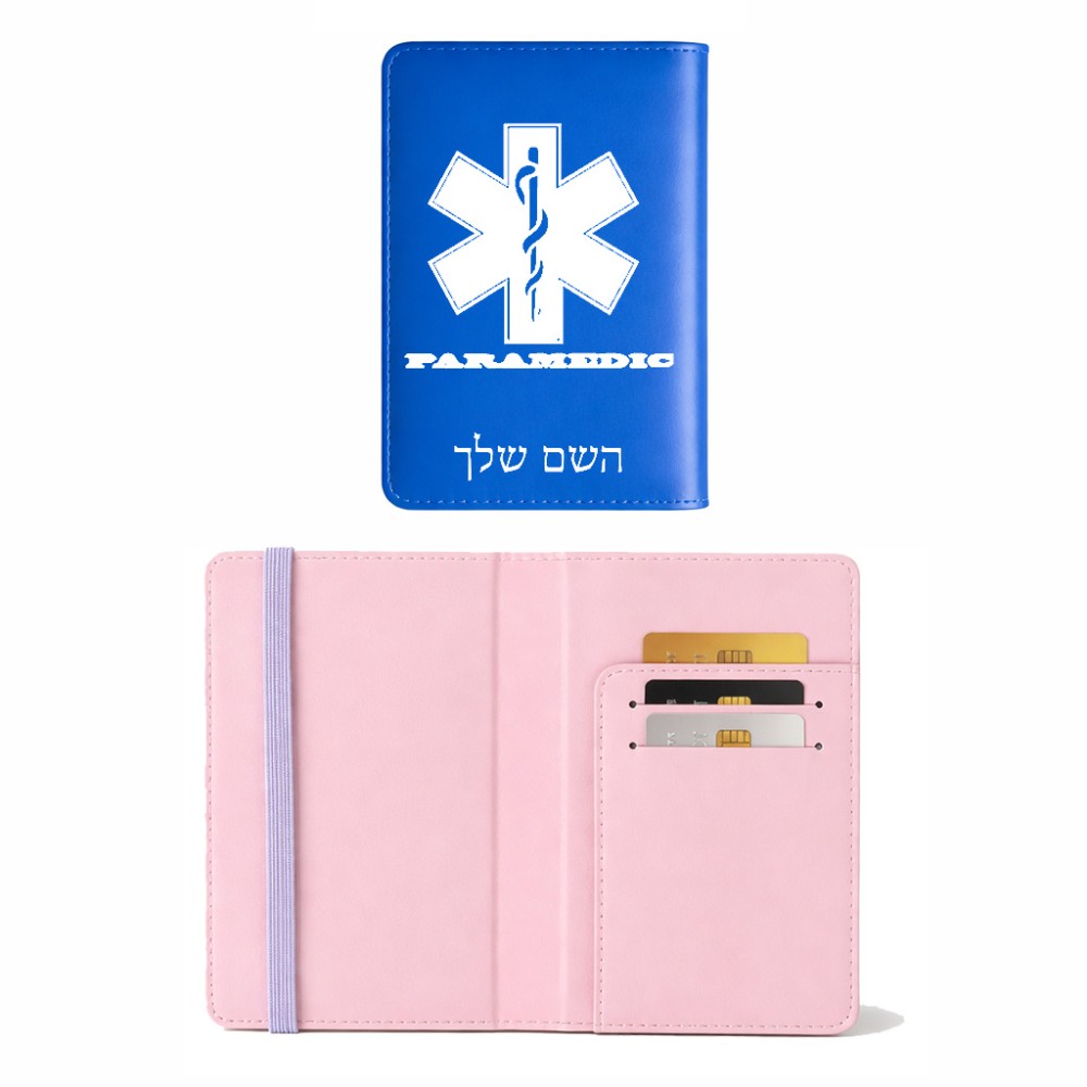 כיסוי דרכון ת.ז ארנק צבע פנימי ורוד בעיצוב אישי עם השם שלך בעיצוב חובש גודל 10 × 14.4 ס"מ