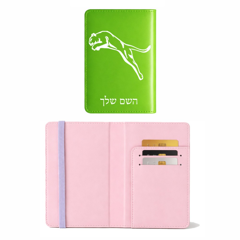 כיסוי דרכון ת.ז ארנק צבע פנימי ורוד בעיצוב אישי עם השם שלך בעיצוב פומה גודל 10 × 14.4 ס"מ