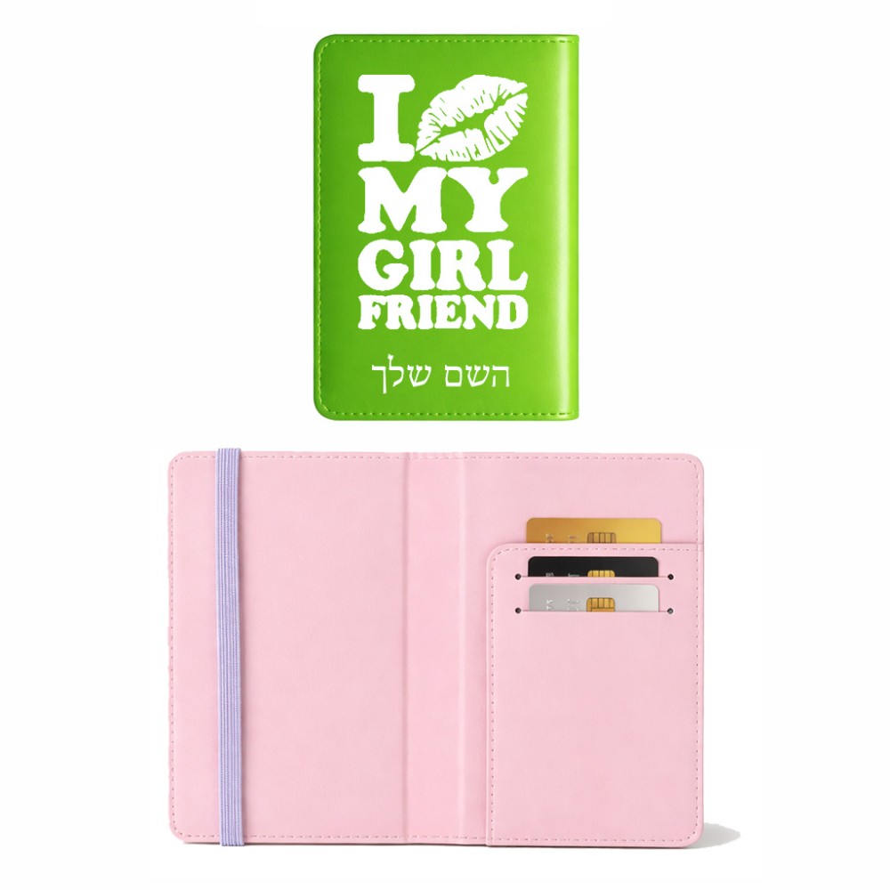 כיסוי דרכון ת.ז ארנק צבע פנימי ורוד בעיצוב אישי עם השם שלך בעיצוב לנשק את החברה שלי גודל 10 × 14.4 ס"מ