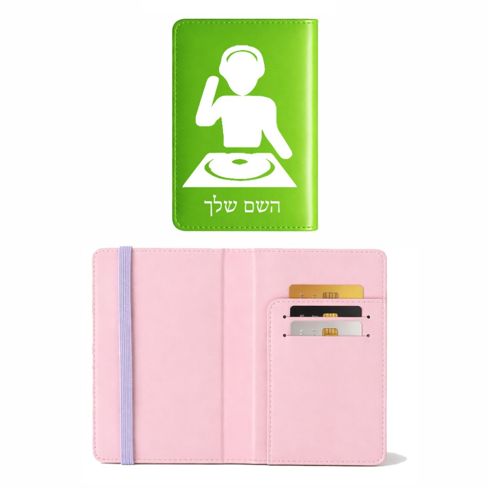 כיסוי דרכון ת.ז ארנק צבע פנימי ורוד בעיצוב אישי עם השם שלך בעיצוב אזור מוזיקה של די ג'יי גודל 10 × 14.4 ס"מ