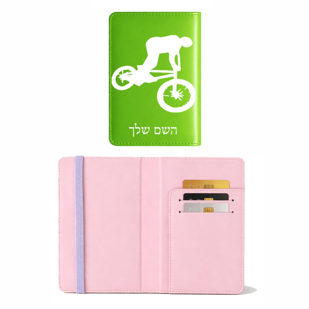 כיסוי דרכון ת.ז ארנק צבע פנימי ורוד בעיצוב אישי עם השם שלך בעיצוב רוכב אופניים גודל 10 × 14.4 ס"מ