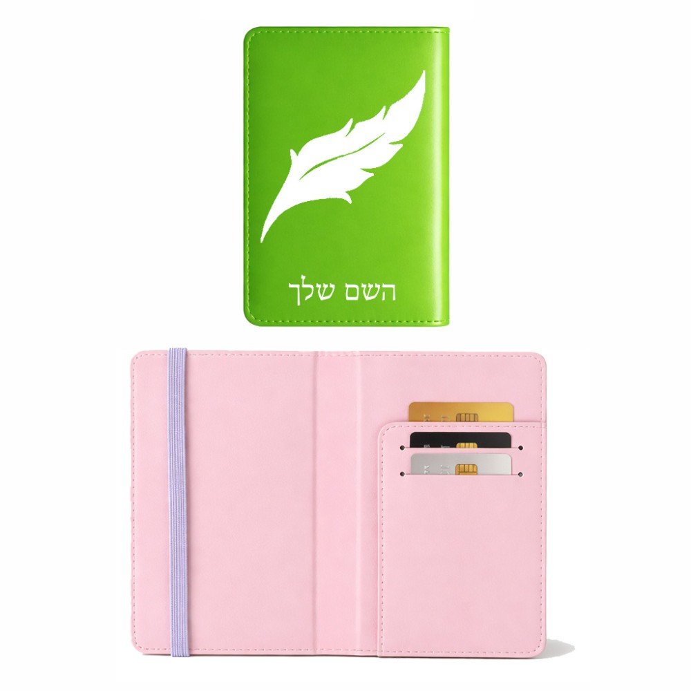 כיסוי דרכון ת.ז ארנק צבע פנימי ורוד בעיצוב אישי עם השם שלך בעיצוב נוצת נוצה גודל 10 × 14.4 ס"מ