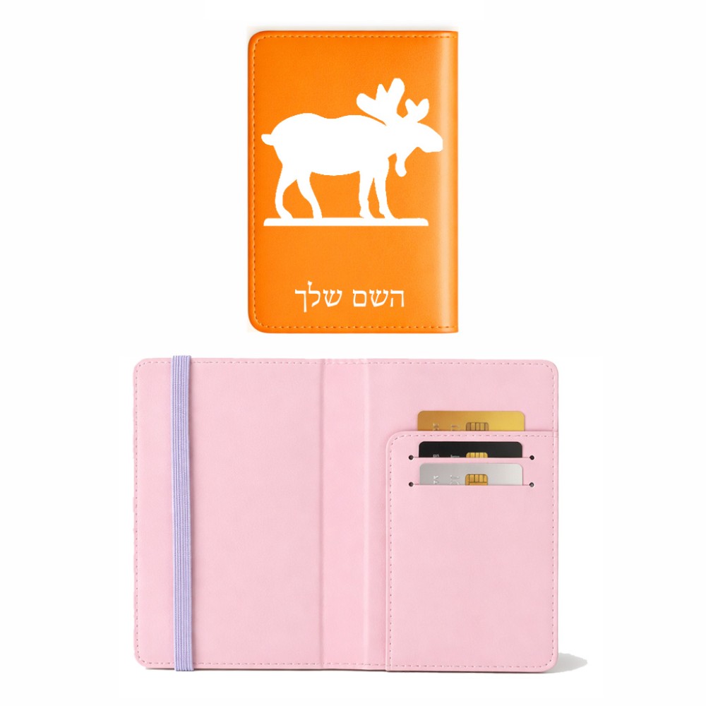 כיסוי דרכון ת.ז ארנק צבע פנימי ורוד בעיצוב אישי עם השם שלך בעיצוב דישון גודל 10 × 14.4 ס"מ