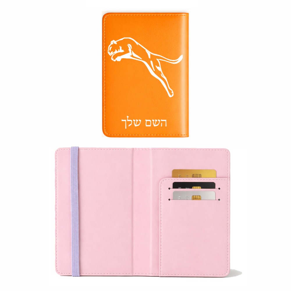 כיסוי דרכון ת.ז ארנק צבע פנימי ורוד בעיצוב אישי עם השם שלך בעיצוב פומה גודל 10 × 14.4 ס"מ