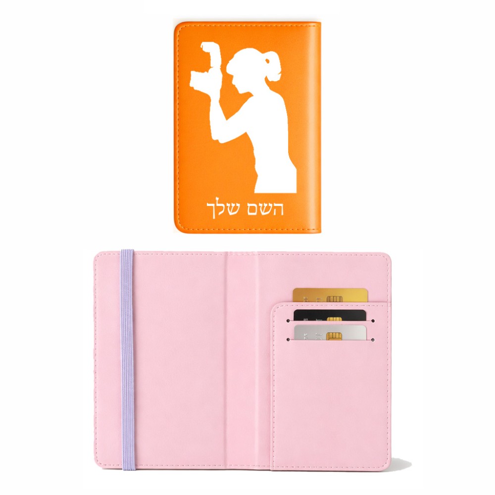 כיסוי דרכון ת.ז ארנק צבע פנימי ורוד בעיצוב אישי עם השם שלך בעיצוב צלמת - אישה גודל 10 × 14.4 ס"מ