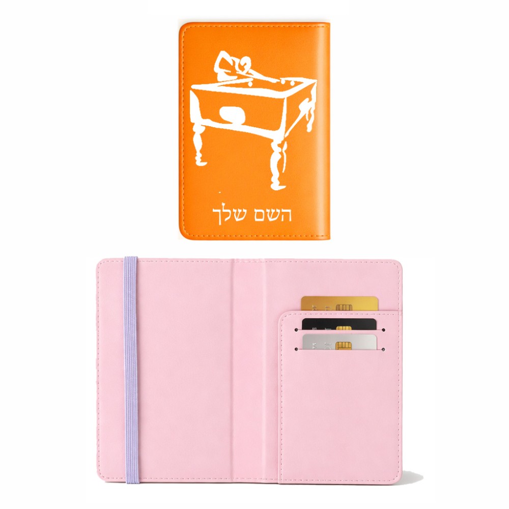 כיסוי דרכון ת.ז ארנק צבע פנימי ורוד בעיצוב אישי עם השם שלך בעיצוב שחקן ביליארד גודל 10 × 14.4 ס"מ