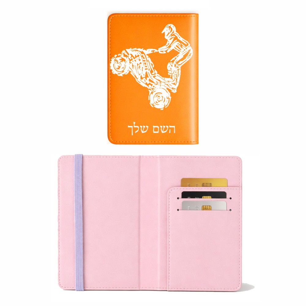 כיסוי דרכון ת.ז ארנק צבע פנימי ורוד בעיצוב אישי עם השם שלך בעיצוב רוכב טרקטורונים גודל 10 × 14.4 ס"מ