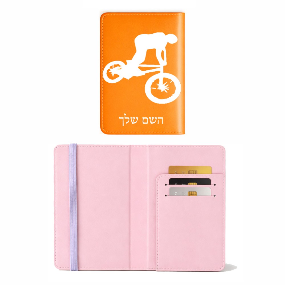 כיסוי דרכון ת.ז ארנק צבע פנימי ורוד בעיצוב אישי עם השם שלך בעיצוב רוכב אופניים גודל 10 × 14.4 ס"מ