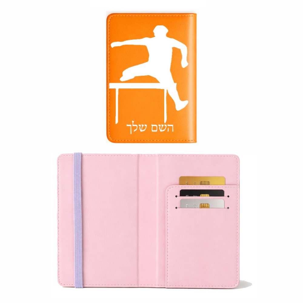 כיסוי דרכון ת.ז ארנק צבע פנימי ורוד בעיצוב אישי עם השם שלך בעיצוב קפיצת משוכות גודל 10 × 14.4 ס"מ