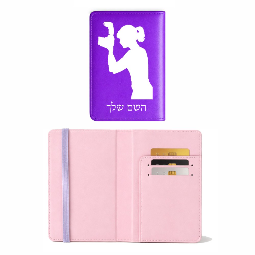 כיסוי דרכון ת.ז ארנק צבע פנימי ורוד בעיצוב אישי עם השם שלך בעיצוב צלמת - אישה גודל 10 × 14.4 ס"מ