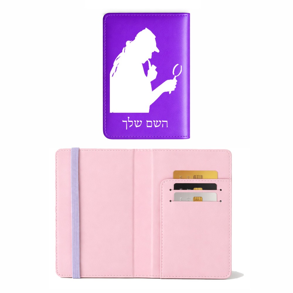 כיסוי דרכון ת.ז ארנק צבע פנימי ורוד בעיצוב אישי עם השם שלך בעיצוב בתים של שרלוק גודל 10 × 14.4 ס"מ