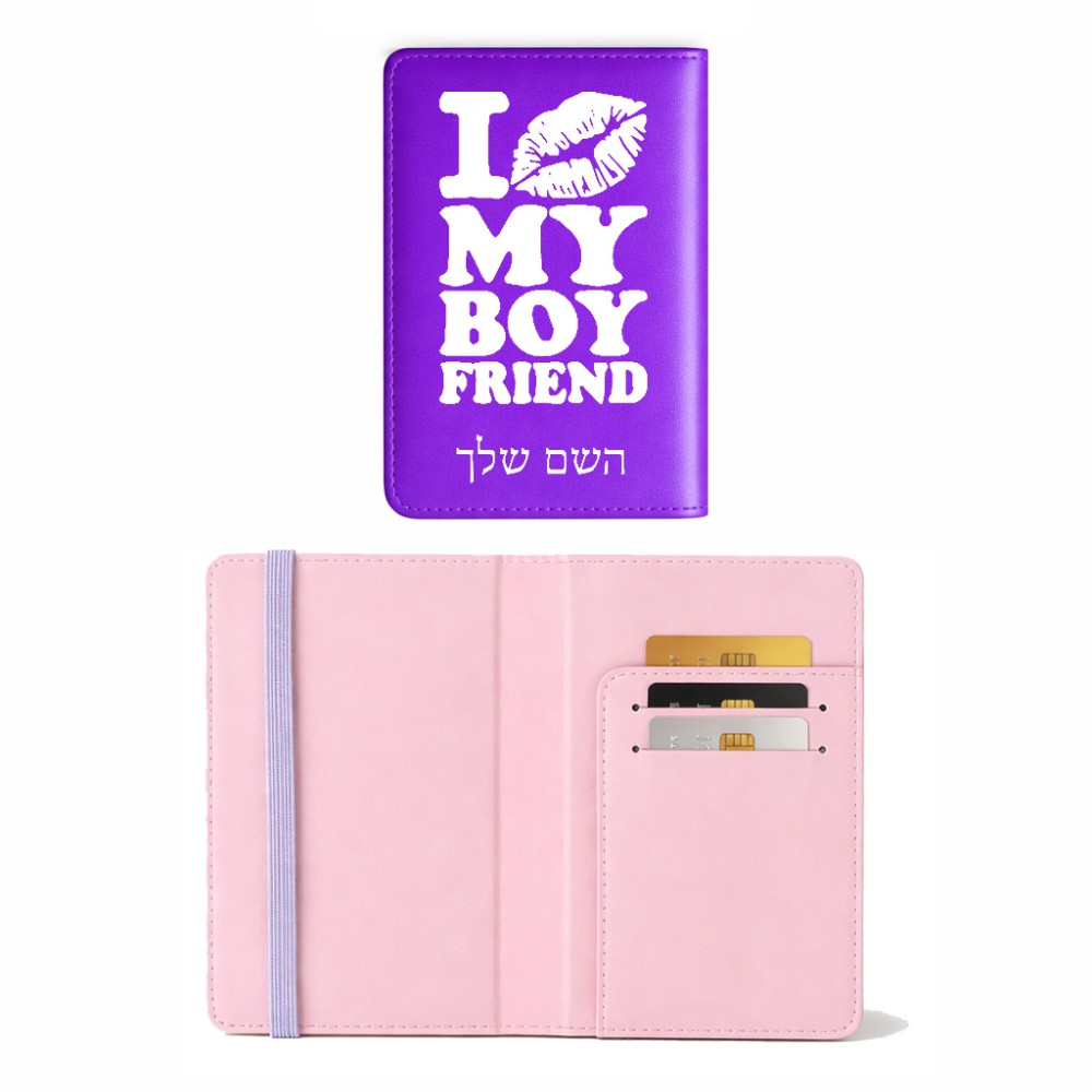 כיסוי דרכון ת.ז ארנק צבע פנימי ורוד בעיצוב אישי עם השם שלך בעיצוב נשקי את חבר שלי גודל 10 × 14.4 ס"מ