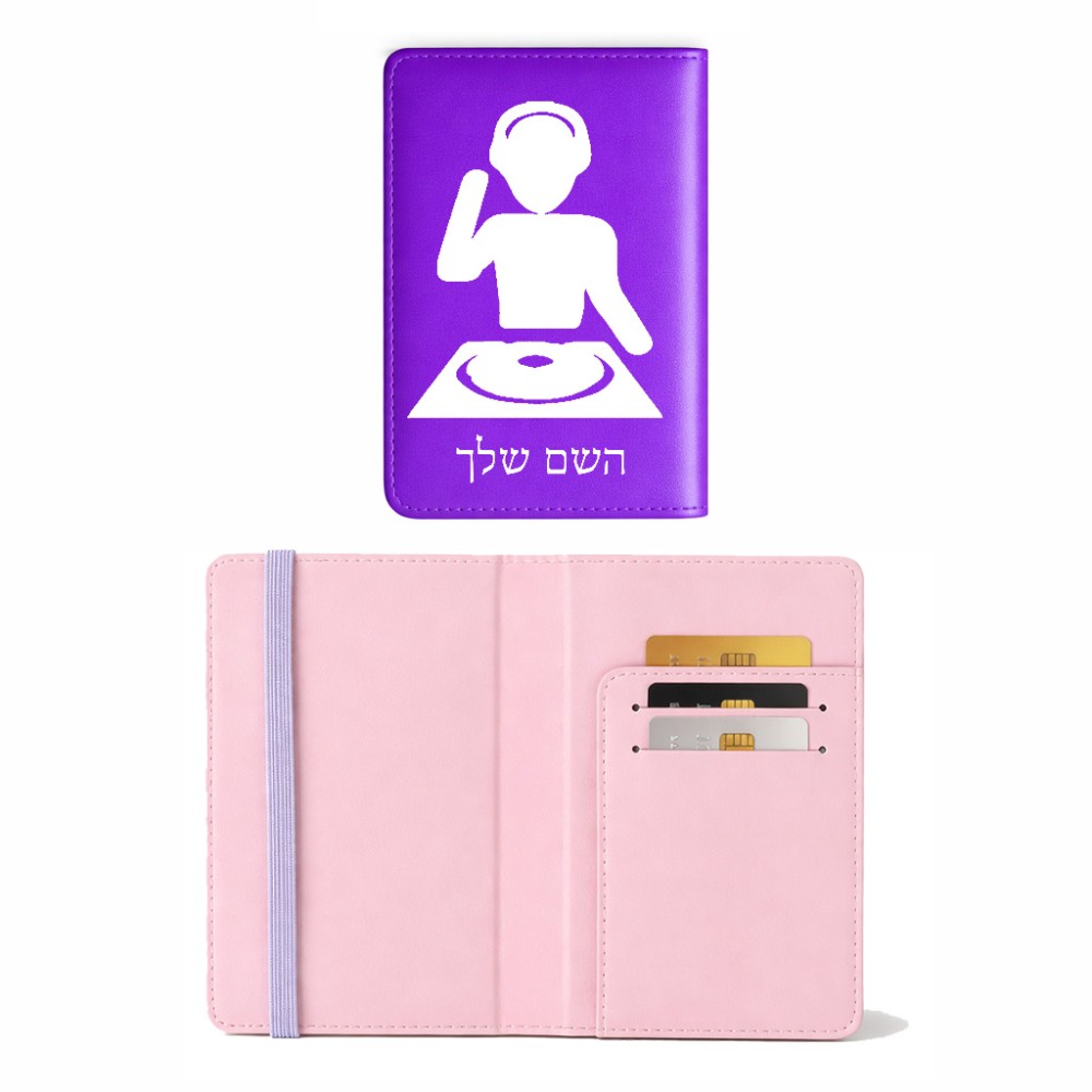 כיסוי דרכון ת.ז ארנק צבע פנימי ורוד בעיצוב אישי עם השם שלך בעיצוב אזור מוזיקה של די ג'יי גודל 10 × 14.4 ס"מ