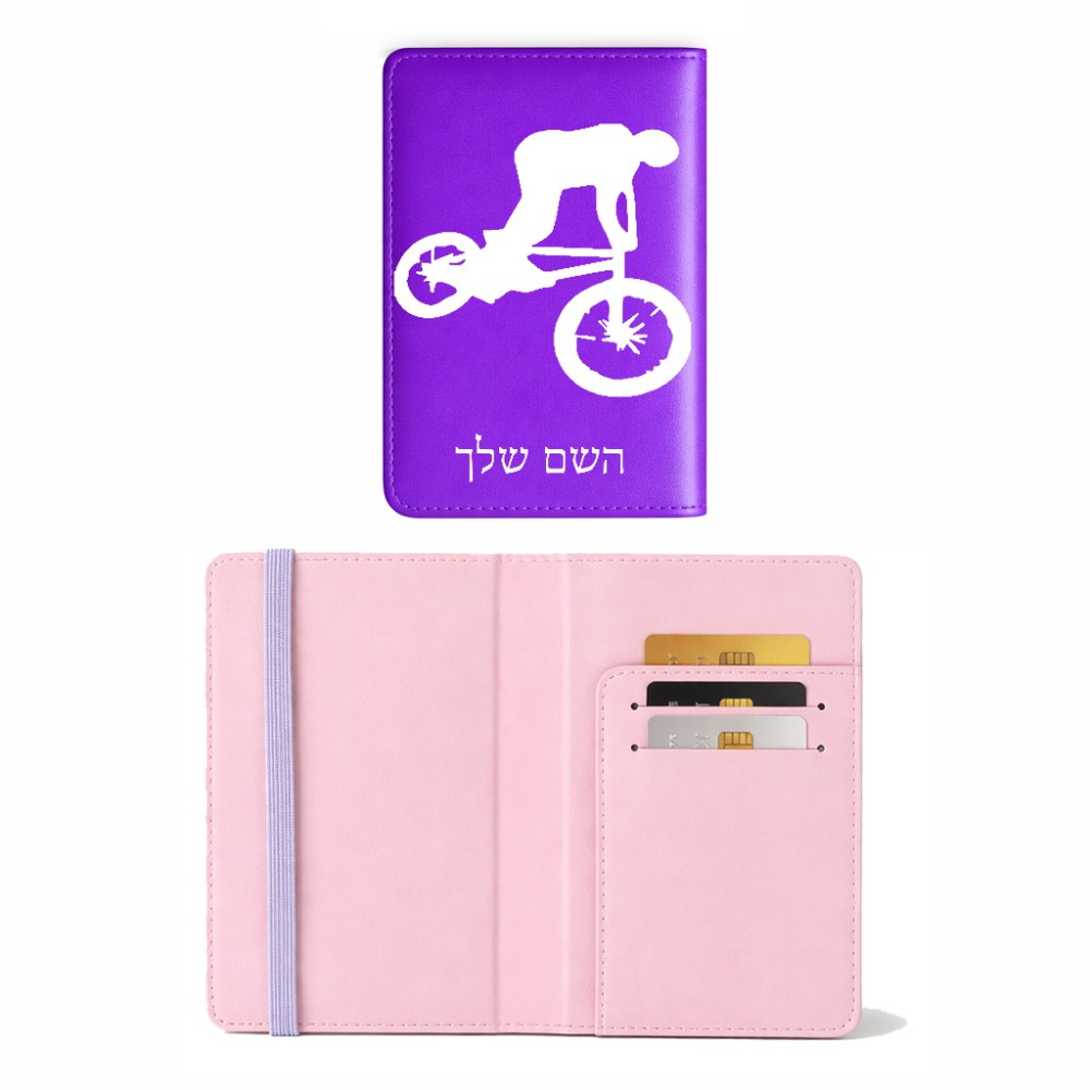 כיסוי דרכון ת.ז ארנק צבע פנימי ורוד בעיצוב אישי עם השם שלך בעיצוב רוכב אופניים גודל 10 × 14.4 ס"מ