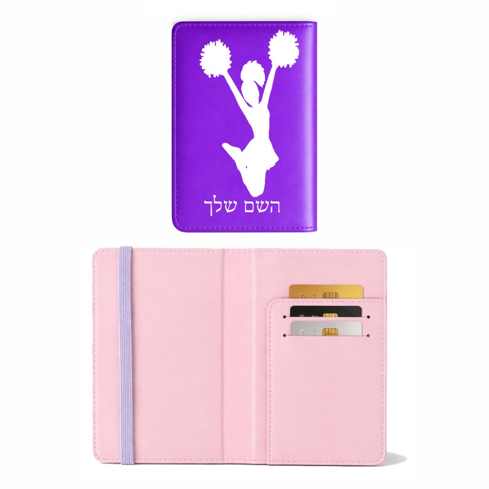 כיסוי דרכון ת.ז ארנק צבע פנימי ורוד בעיצוב אישי עם השם שלך בעיצוב מעודדת גודל 10 × 14.4 ס"מ