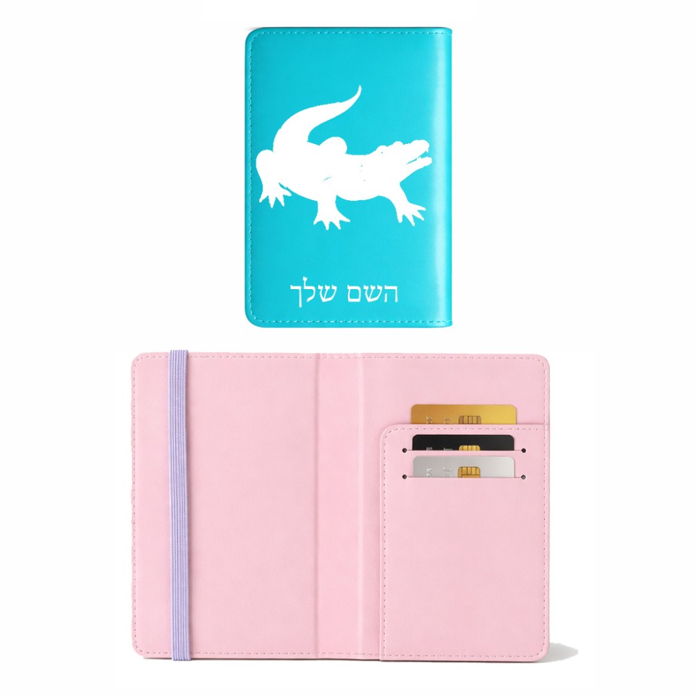 כיסוי דרכון ת.ז ארנק צבע פנימי ורוד בעיצוב אישי עם השם שלך בעיצוב תנין גודל 10 × 14.4 ס"מ