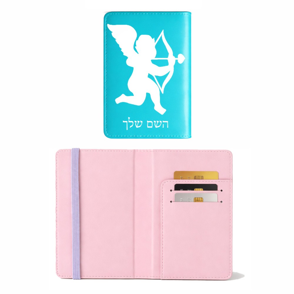 כיסוי דרכון ת.ז ארנק צבע פנימי ורוד בעיצוב אישי עם השם שלך בעיצוב קופידון גודל 10 × 14.4 ס"מ