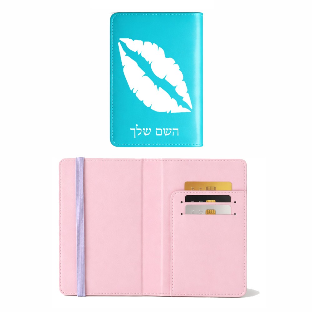 כיסוי דרכון ת.ז ארנק צבע פנימי ורוד בעיצוב אישי עם השם שלך בעיצוב שפתיים - נשיקה גודל 10 × 14.4 ס"מ