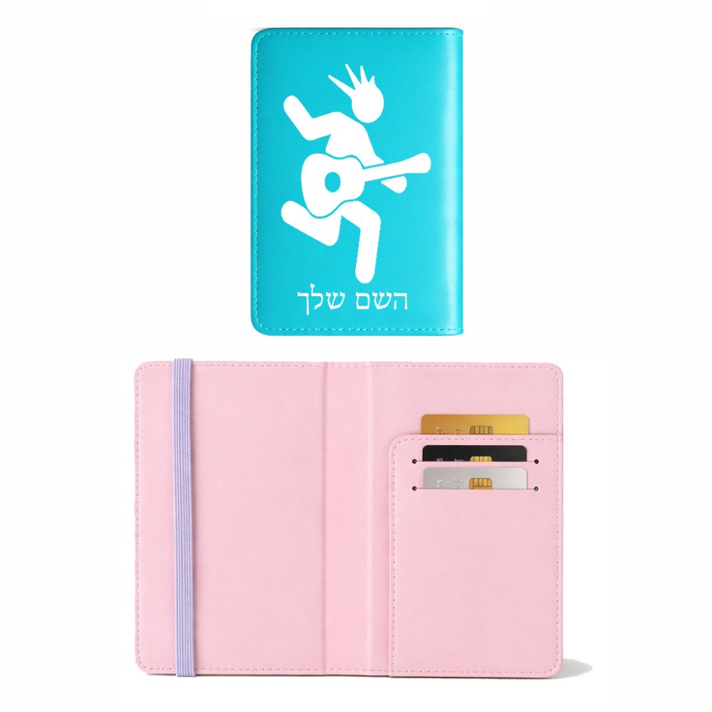 כיסוי דרכון ת.ז ארנק צבע פנימי ורוד בעיצוב אישי עם השם שלך בעיצוב נגן גיטרה גודל 10 × 14.4 ס"מ