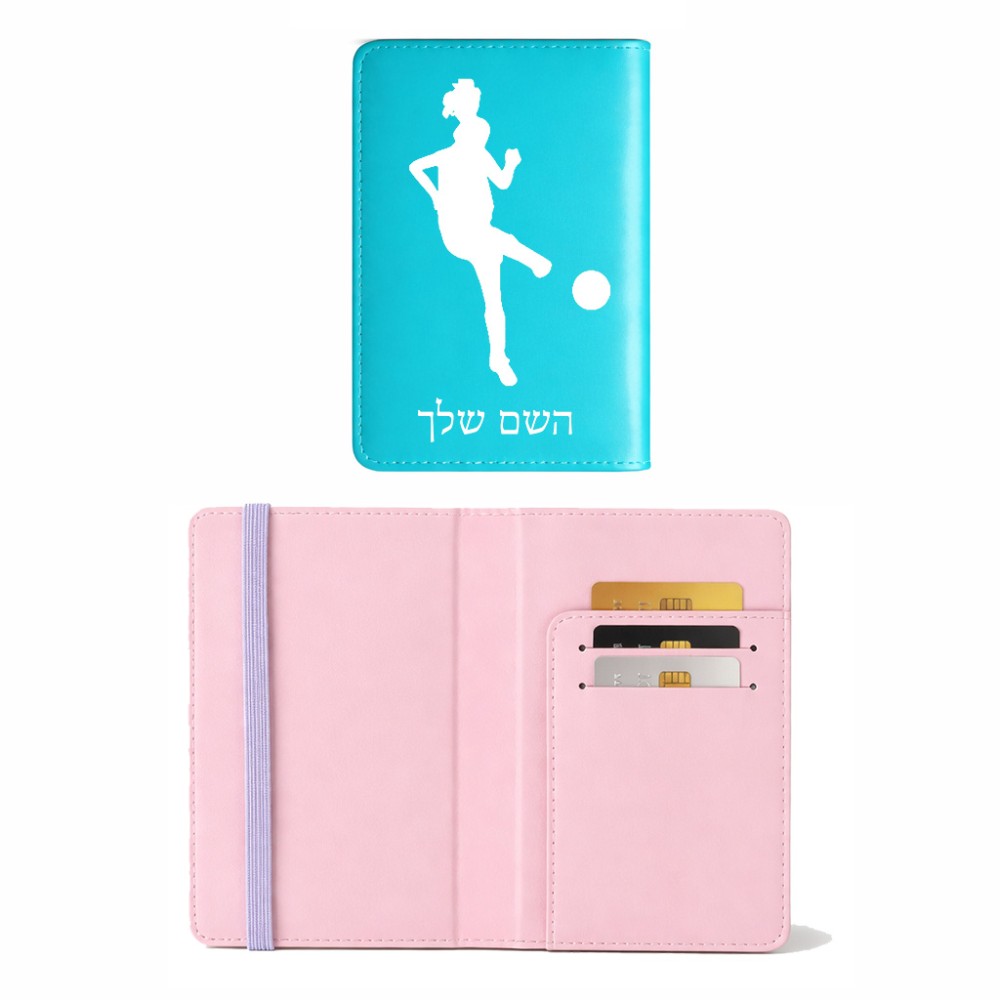 כיסוי דרכון ת.ז ארנק צבע פנימי ורוד בעיצוב אישי עם השם שלך בעיצוב שחקנית כדורגל - אישה גודל 10 × 14.4 ס"מ