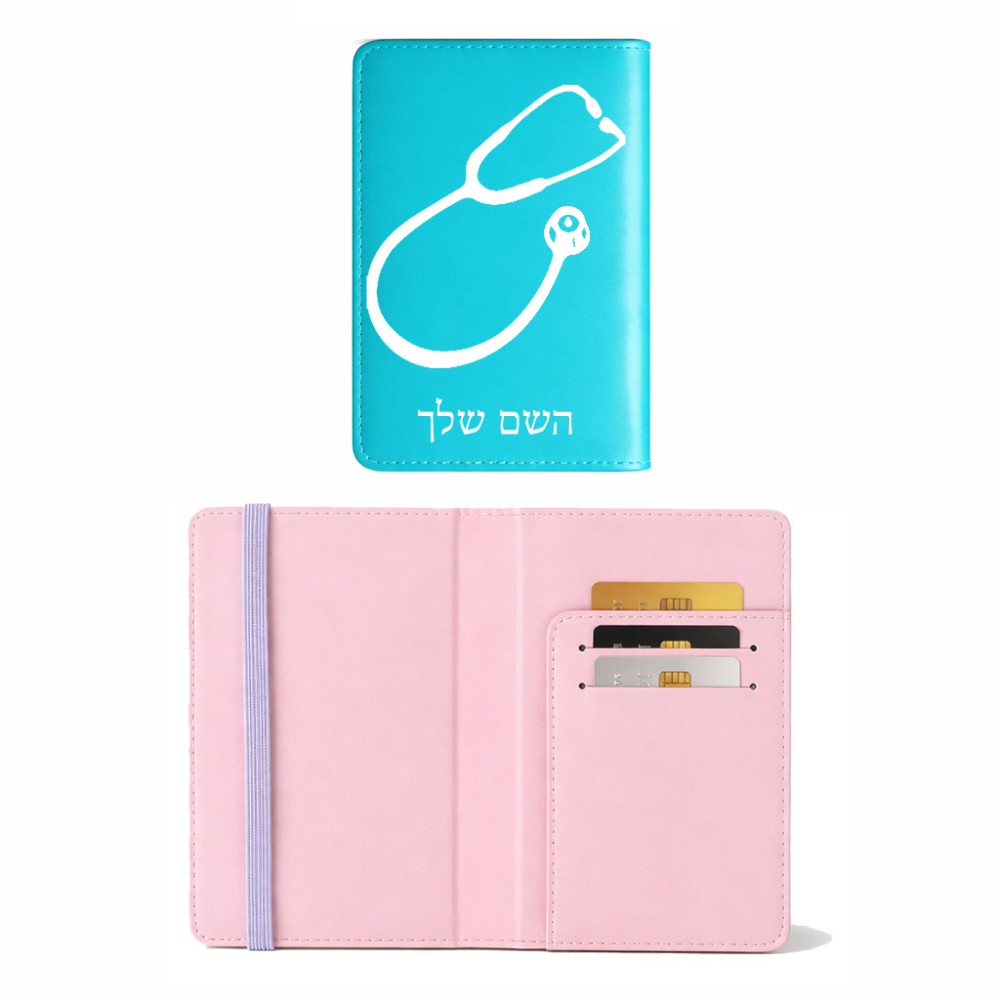 כיסוי דרכון ת.ז ארנק צבע פנימי ורוד בעיצוב אישי עם השם שלך בעיצוב סטטוסקופ רופא גודל 10 × 14.4 ס"מ
