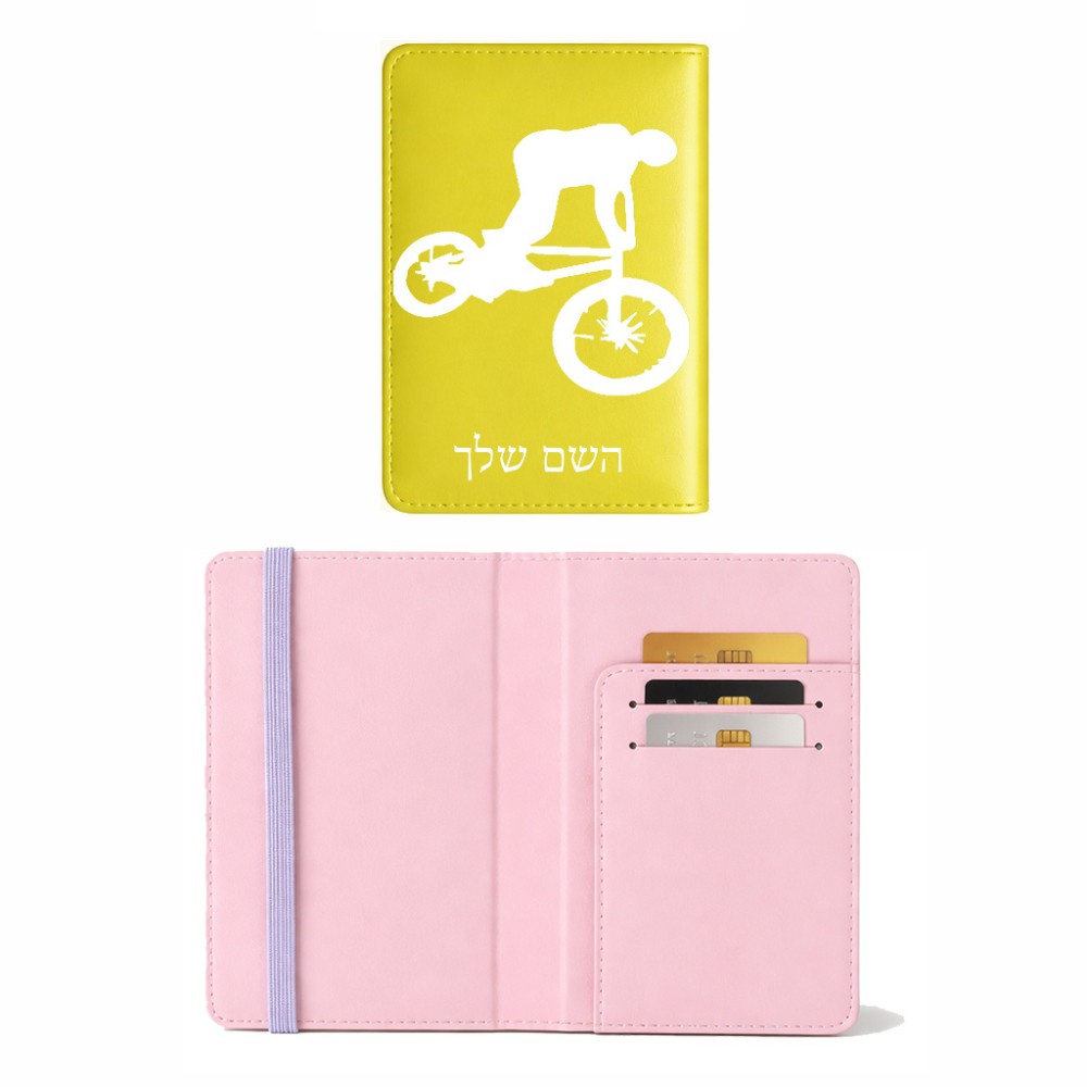 כיסוי דרכון ת.ז ארנק צבע פנימי ורוד בעיצוב אישי עם השם שלך בעיצוב רוכב אופניים גודל 10 × 14.4 ס"מ