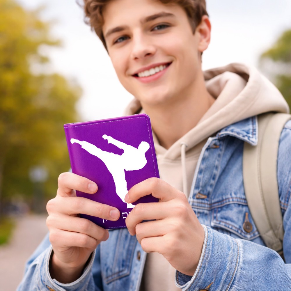 כיסוי דרכון ת.ז ארנק צבע פנימי ורוד בעיצוב אישי עם השם שלך בעיצוב קרטה גודל 10 × 14.4 ס"מ