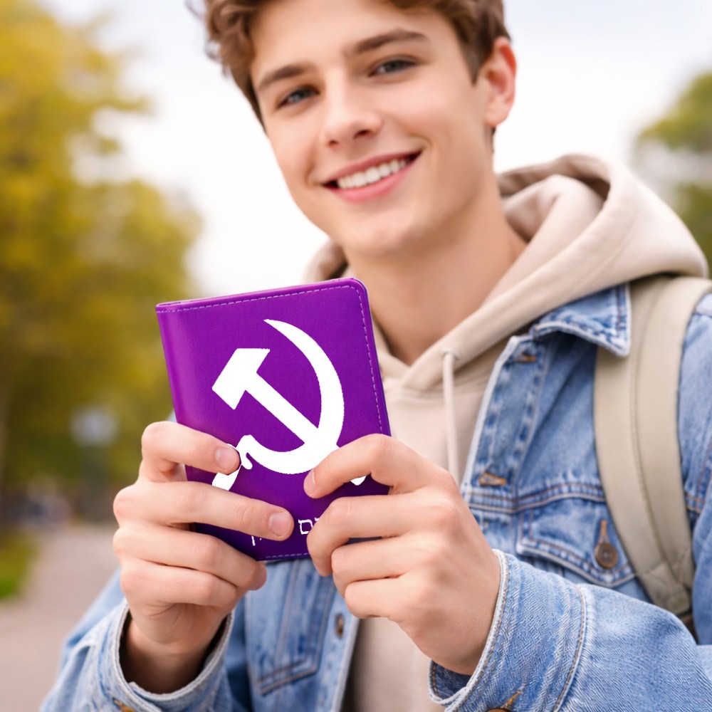 כיסוי דרכון ת.ז ארנק צבע פנימי ורוד בעיצוב אישי עם השם שלך בעיצוב פטיש ומגל גודל 10 × 14.4 ס"מ