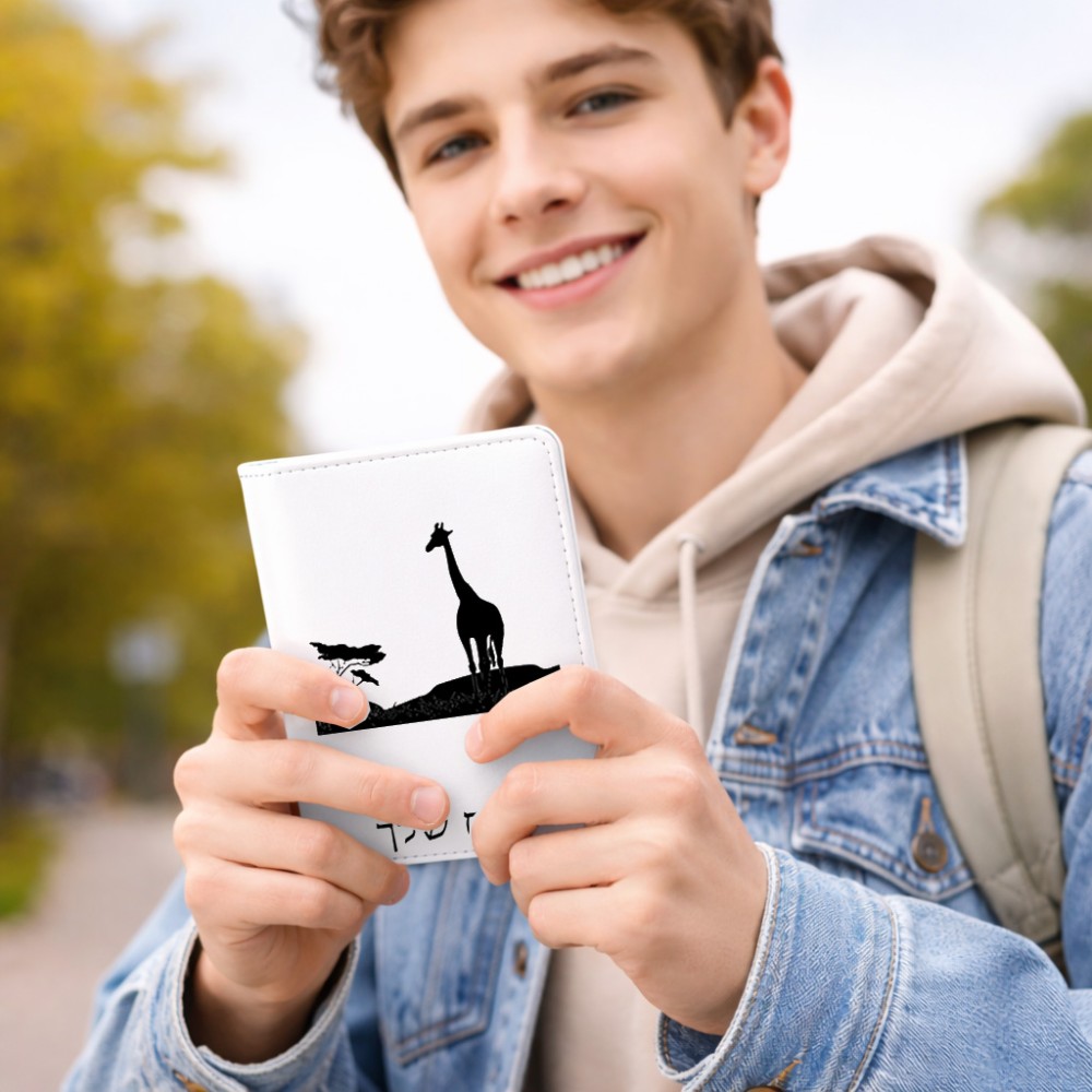 כיסוי דרכון ת.ז ארנק צבע פנימי ורוד בעיצוב אישי עם השם שלך בעיצוב ג'ירפה באפריקה גודל 10 × 14.4 ס"מ