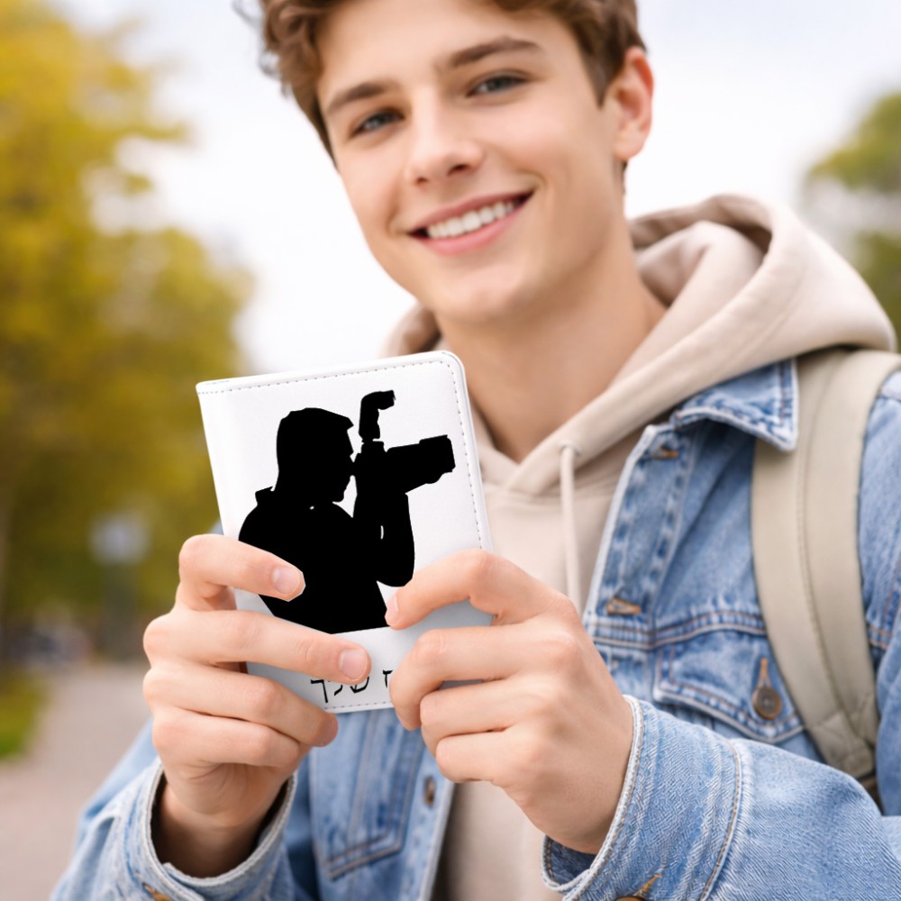 כיסוי דרכון ת.ז ארנק צבע פנימי ורוד בעיצוב אישי עם השם שלך בעיצוב צלם - גברים גודל 10 × 14.4 ס"מ