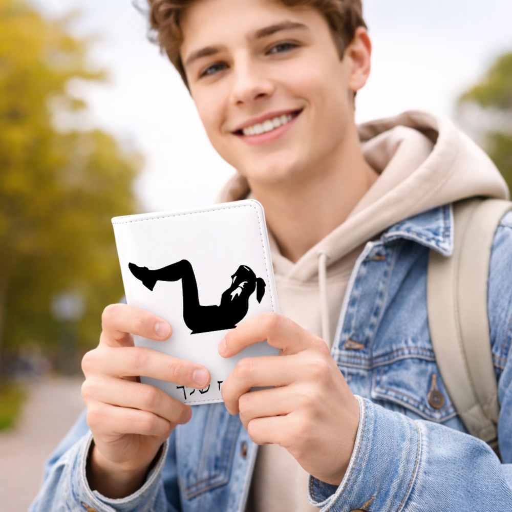 כיסוי דרכון ת.ז ארנק צבע פנימי ורוד בעיצוב אישי עם השם שלך בעיצוב אישה מתאמנת גודל 10 × 14.4 ס"מ