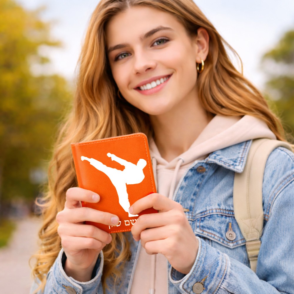 כיסוי דרכון ת.ז ארנק צבע פנימי ורוד בעיצוב אישי עם השם שלך בעיצוב קרטה גודל 10 × 14.4 ס"מ