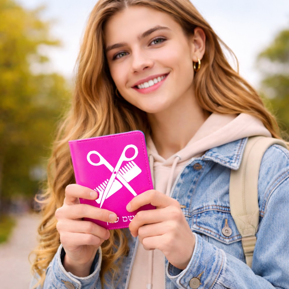 כיסוי דרכון ת.ז ארנק צבע פנימי ורוד בעיצוב אישי עם השם שלך בעיצוב מעצב שיער גודל 10 × 14.4 ס"מ