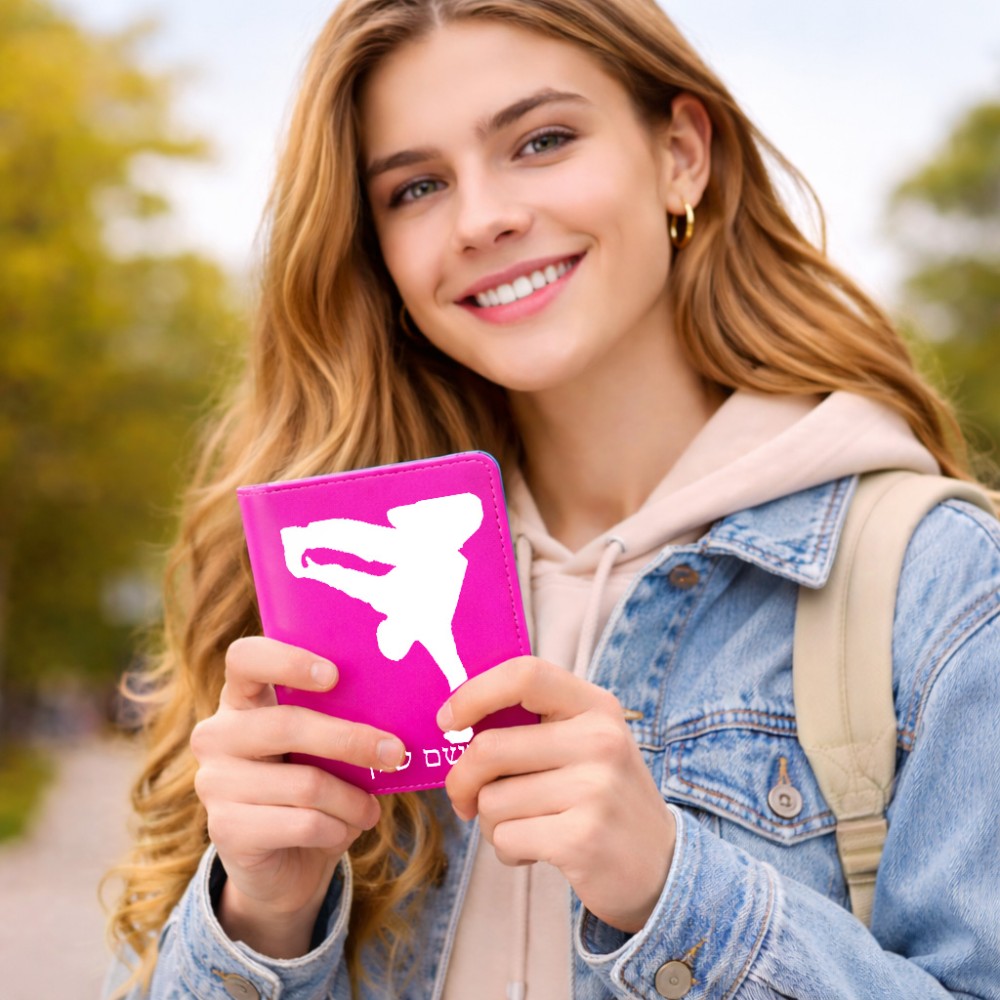 כיסוי דרכון ת.ז ארנק צבע פנימי ורוד בעיצוב אישי עם השם שלך בעיצוב ברייקדאנס גודל 10 × 14.4 ס"מ