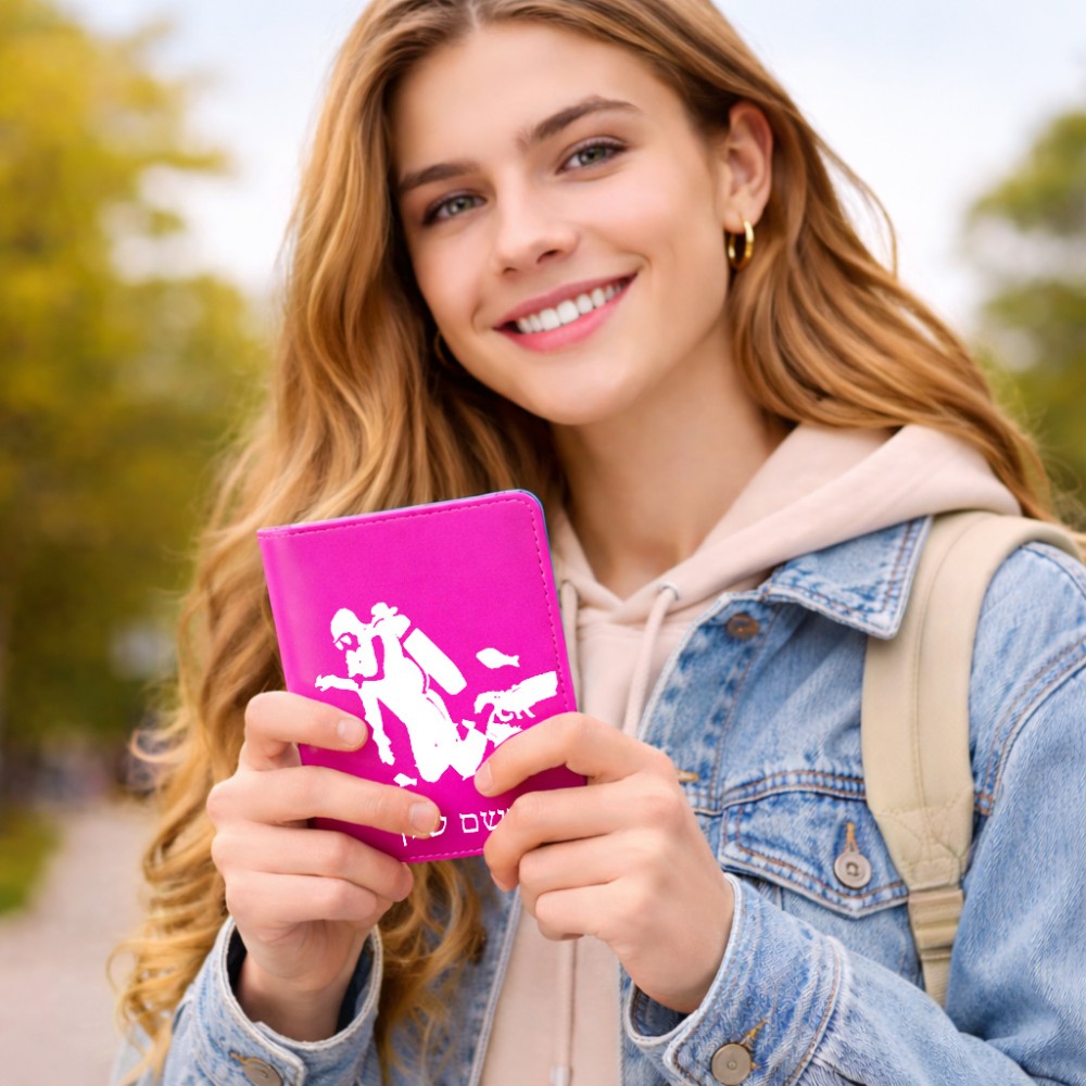 כיסוי דרכון ת.ז ארנק צבע פנימי ורוד בעיצוב אישי עם השם שלך בעיצוב צוללן גודל 10 × 14.4 ס"מ