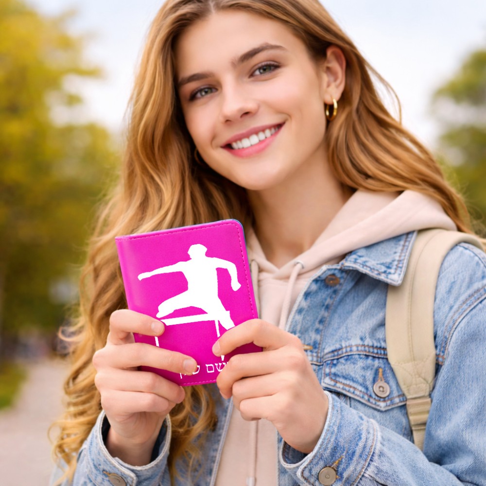 כיסוי דרכון ת.ז ארנק צבע פנימי ורוד בעיצוב אישי עם השם שלך בעיצוב קפיצת משוכות גודל 10 × 14.4 ס"מ