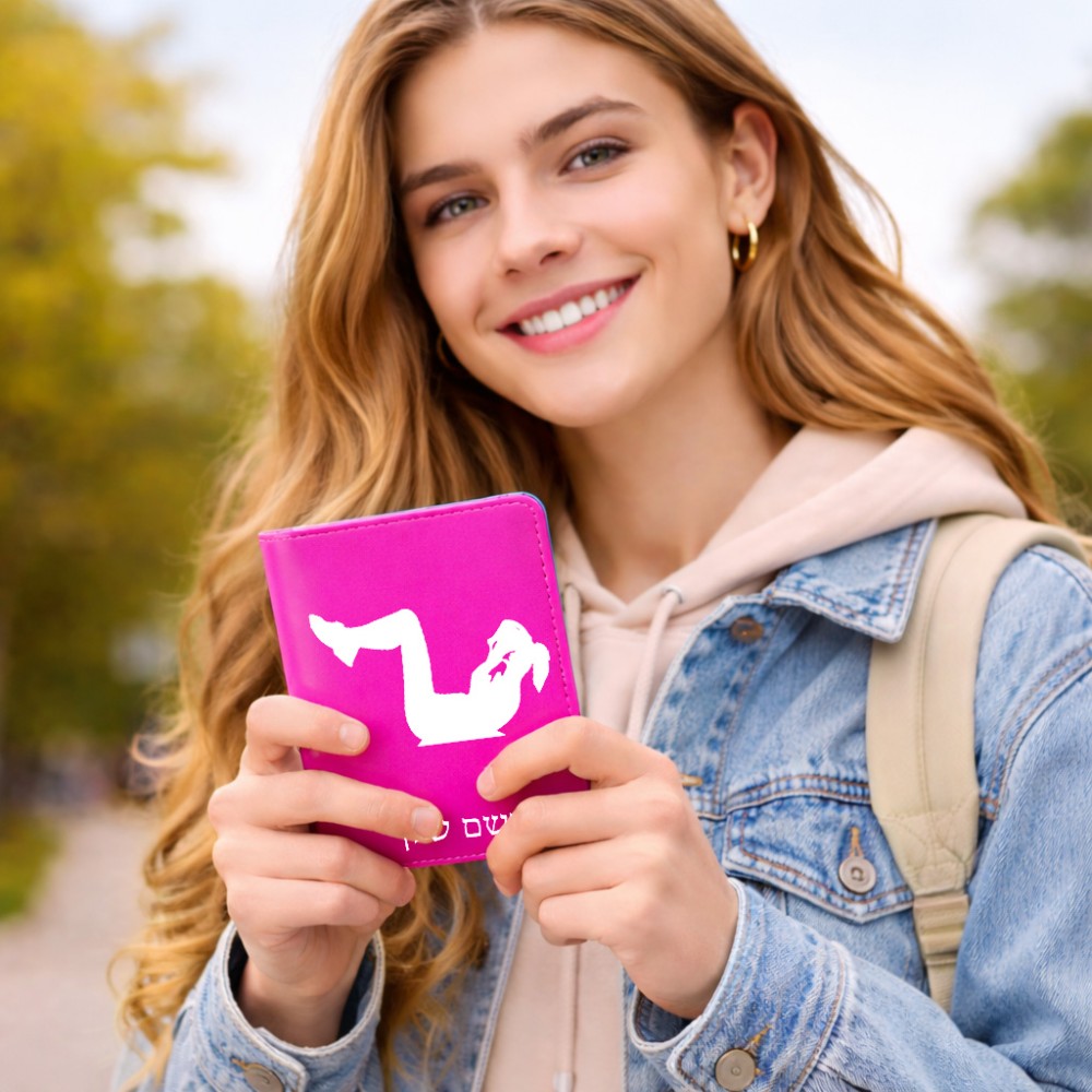 כיסוי דרכון ת.ז ארנק צבע פנימי ורוד בעיצוב אישי עם השם שלך בעיצוב אישה מתאמנת גודל 10 × 14.4 ס"מ