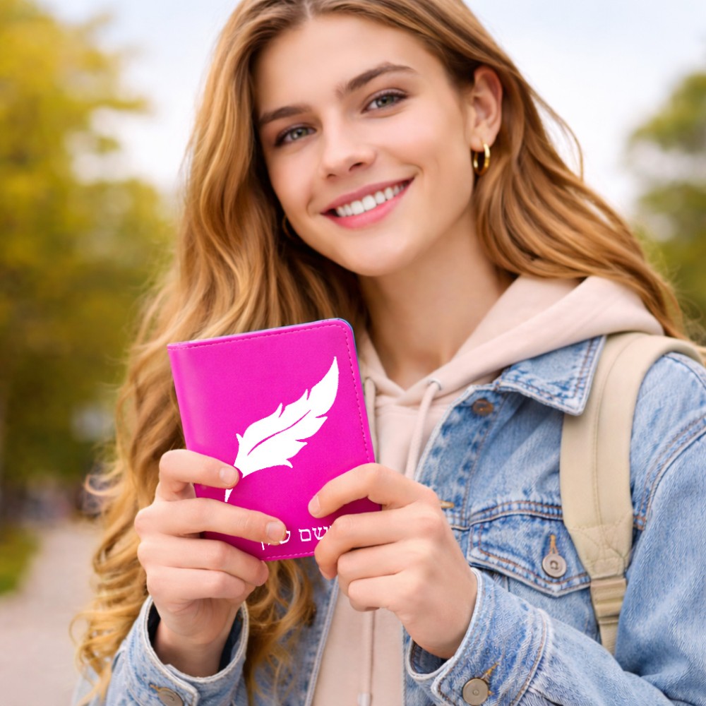 כיסוי דרכון ת.ז ארנק צבע פנימי ורוד בעיצוב אישי עם השם שלך בעיצוב נוצת נוצה גודל 10 × 14.4 ס"מ