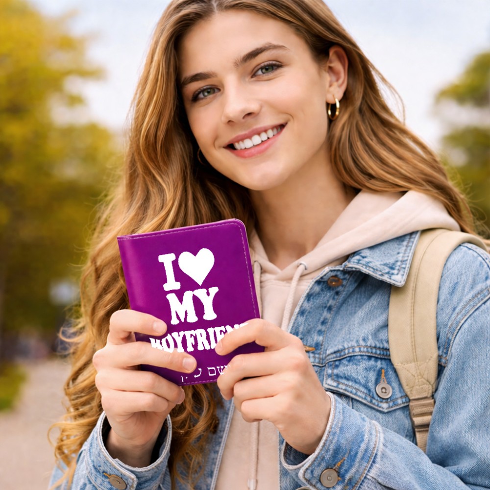 כיסוי דרכון ת.ז ארנק צבע פנימי ורוד בעיצוב אישי עם השם שלך בעיצוב אוהבת את החבר שלי גודל 10 × 14.4 ס"מ