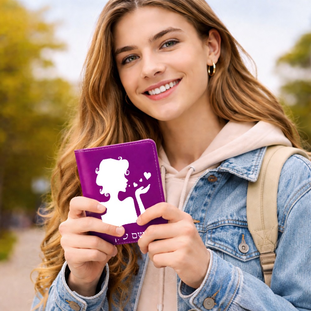 כיסוי דרכון ת.ז ארנק צבע פנימי ורוד בעיצוב אישי עם השם שלך בעיצוב אהבת נשים גודל 10 × 14.4 ס"מ