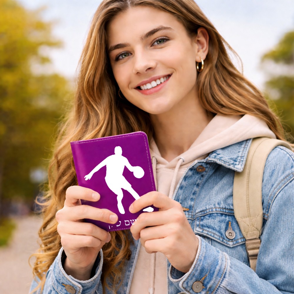 כיסוי דרכון ת.ז ארנק צבע פנימי ורוד בעיצוב אישי עם השם שלך בעיצוב שחקן כדורסל גודל 10 × 14.4 ס"מ
