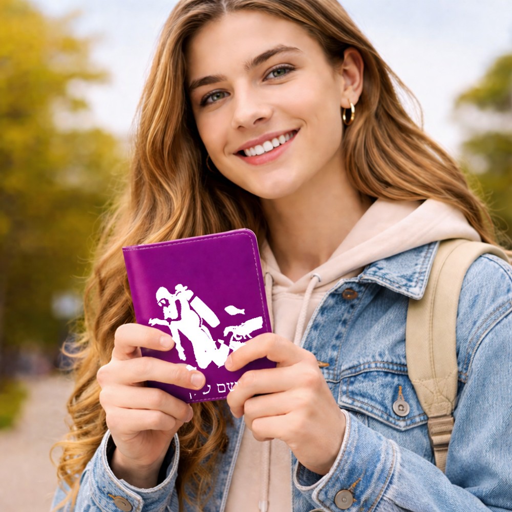 כיסוי דרכון ת.ז ארנק צבע פנימי ורוד בעיצוב אישי עם השם שלך בעיצוב צוללן גודל 10 × 14.4 ס"מ