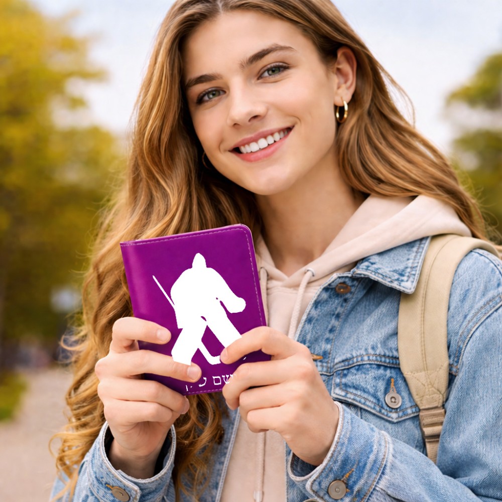 כיסוי דרכון ת.ז ארנק צבע פנימי ורוד בעיצוב אישי עם השם שלך בעיצוב הוקי שוערים גודל 10 × 14.4 ס"מ