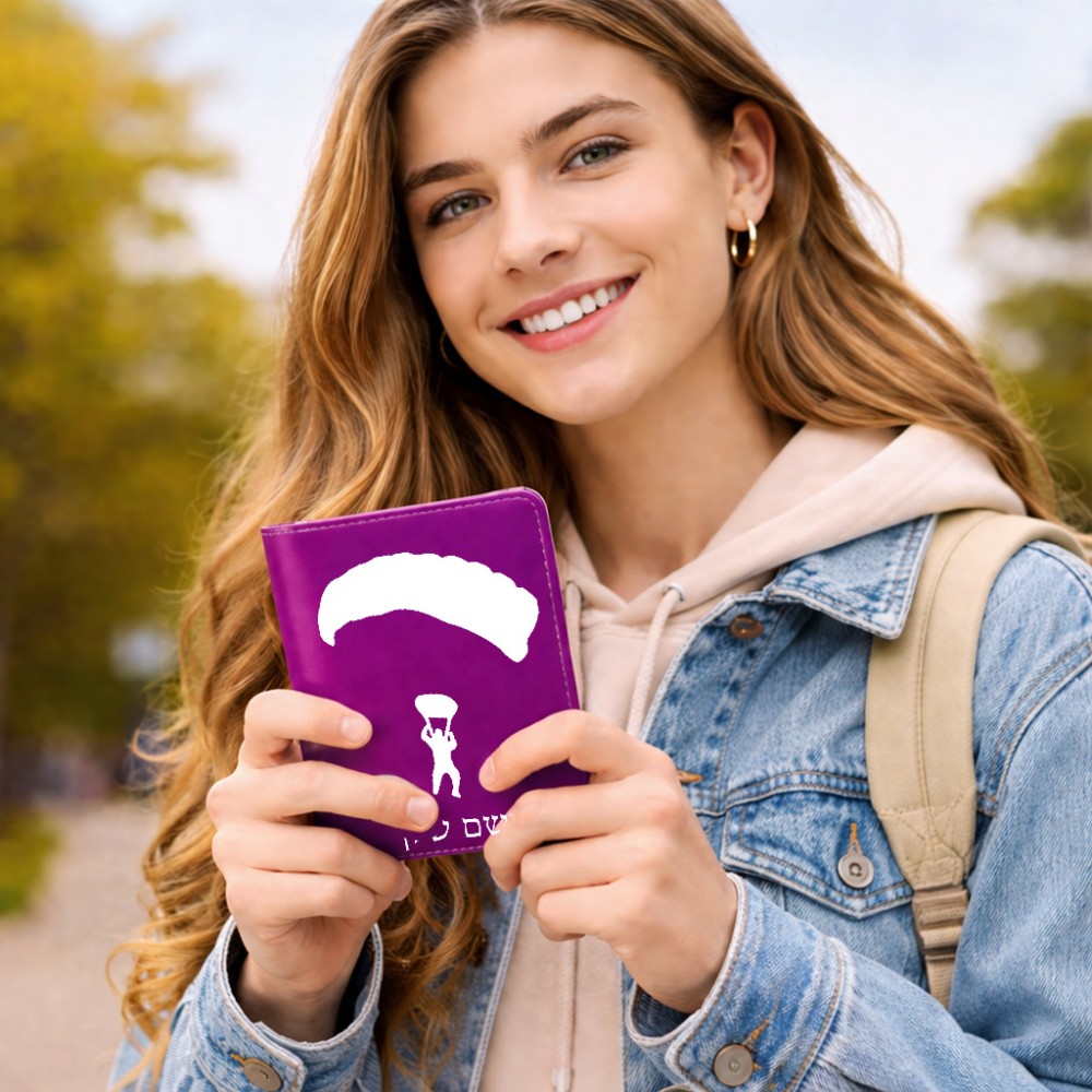 כיסוי דרכון ת.ז ארנק צבע פנימי ורוד בעיצוב אישי עם השם שלך בעיצוב צניחה חופשית גודל 10 × 14.4 ס"מ