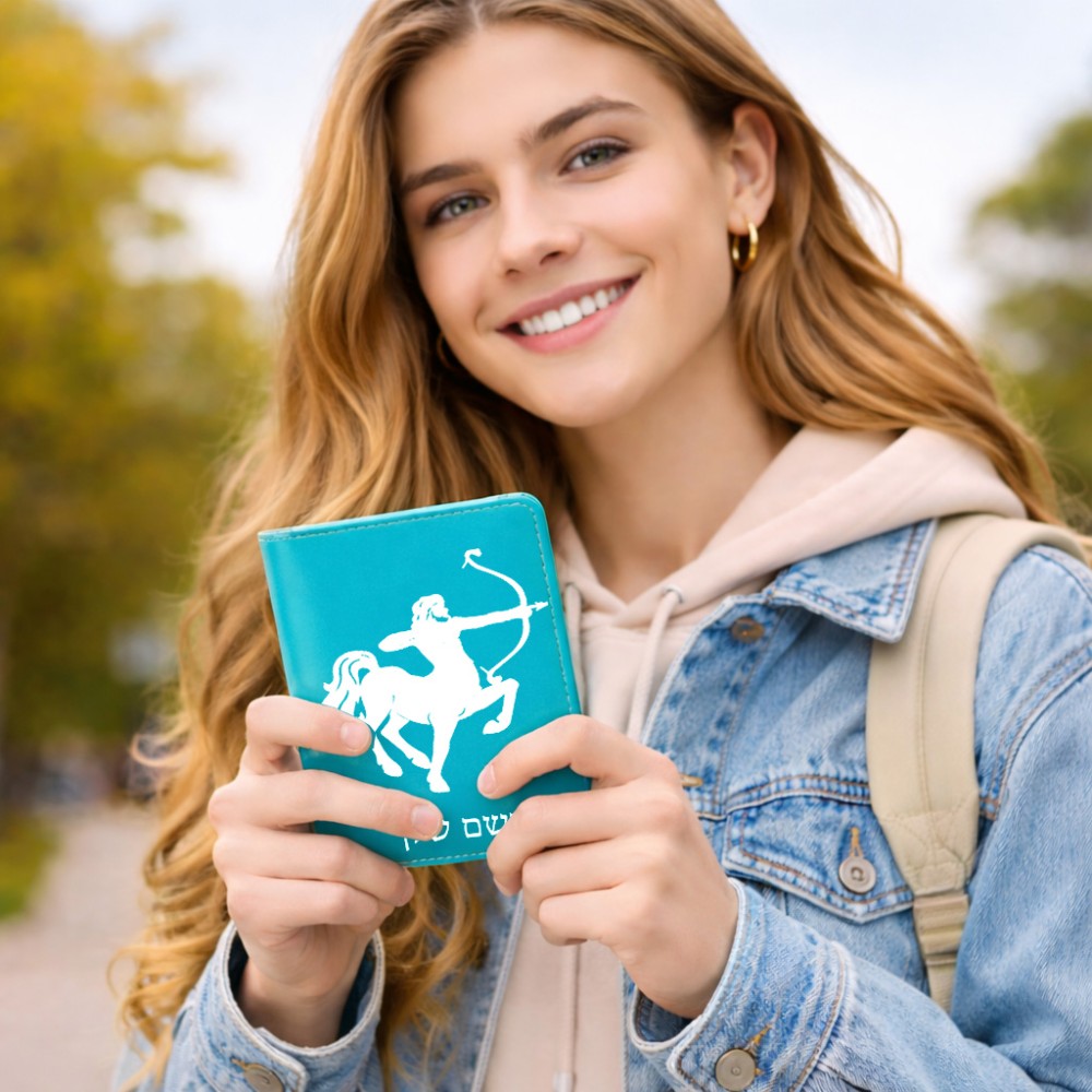 כיסוי דרכון ת.ז ארנק צבע פנימי ורוד בעיצוב אישי עם השם שלך בעיצוב מזלות - קשת גודל 10 × 14.4 ס"מ